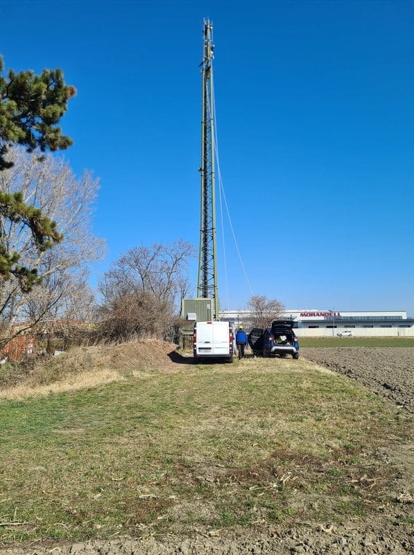 Pylon în zonă industrială